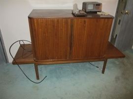 MID-CENTURY TV CABINET