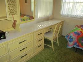 MID-CENTURY JOHNSON CARPER BEDROOM SUITE