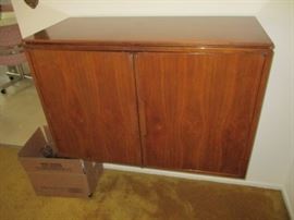 OPENS TO A BAR LIGHT UP