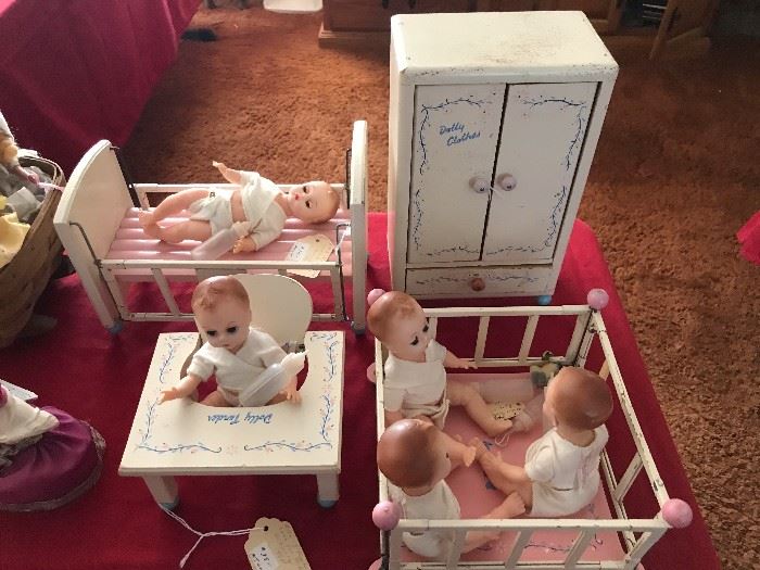 Miniature doll set includes: Playpin, high chair and single bed with 5 dolls 