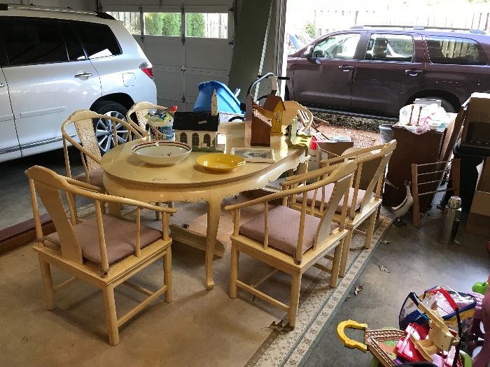 HENREDON DINNING TABLE AND 6 CHAIRS