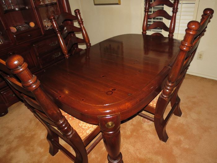 By Singer Furniture Co Beautiful Canonball Dining table and chairs with 2 extra leaves.