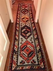 Beatiful antique runner! 28”x11”