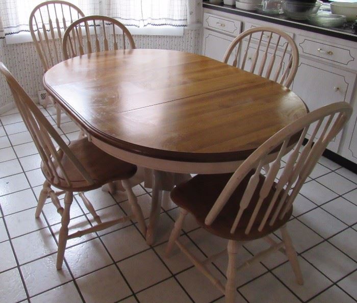 Farm-style Kitchen Table and Chairs