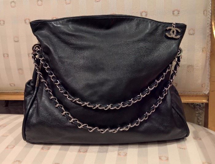 3V  - Chanel Black Leather Bag  