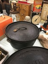#12 CAST IRON DUTCH OVEN
