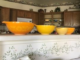 Pyrex nesting bowls