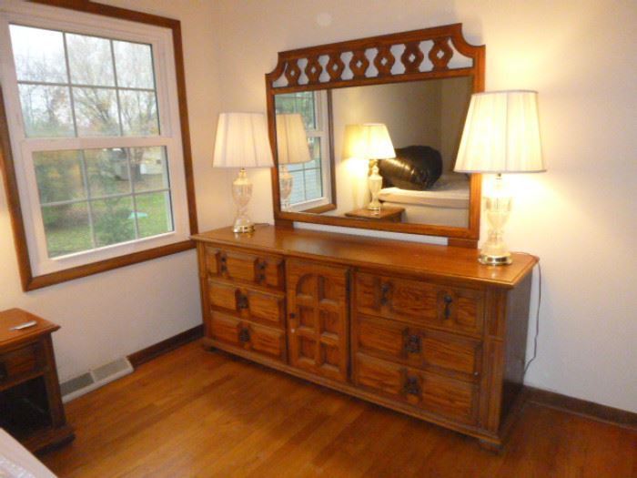Thomasville Dresser with Lamps  http://www.ctonlineauctions.com/detail.asp?id=652445