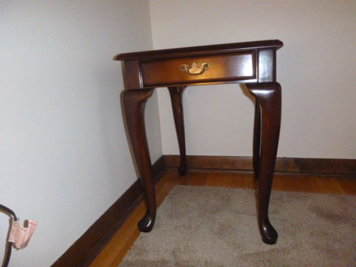  Cherry Finish End Tablehttp://www.ctonlineauctions.com/detail.asp?id=652485