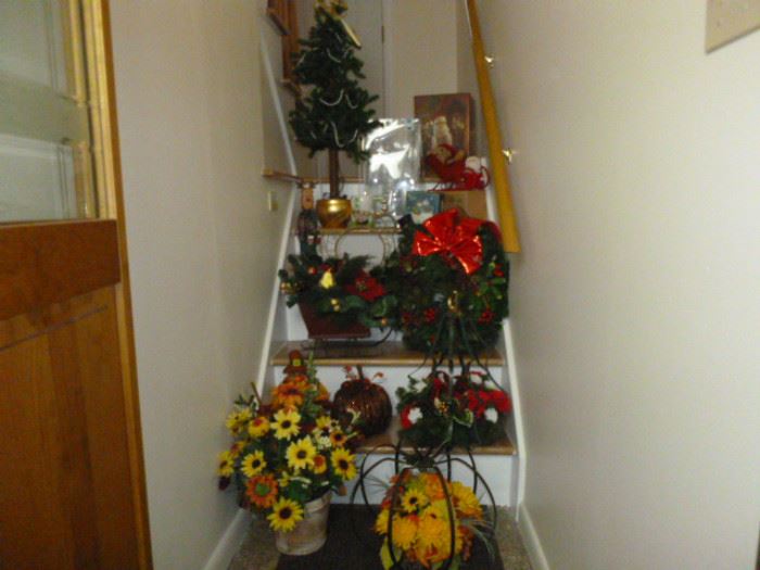  Holiday Decor  http://www.ctonlineauctions.com/detail.asp?id=652527