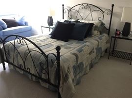 Metal bed, complete.