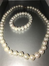 NATURAL PEARL NECKLACE AND BRACELET