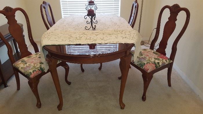 Dining Room Table & 4 Chairs with Leaf. Oval Shape 42x60 (18" Leaf) Chairs 20 1/2" x 40 1/2"
