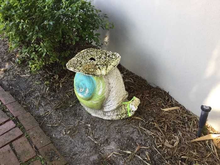 Garden snail pedestal 