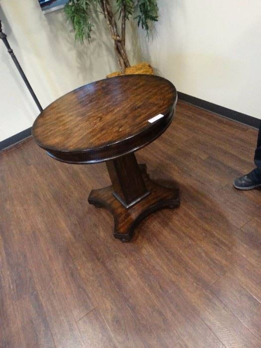 Nice looking wood occasional table w/ pedestal bas ...