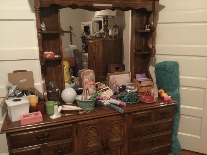 Dresser & mirror; miscellaneous items