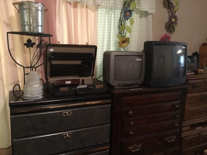 Decor, 2 TV’s and another chest