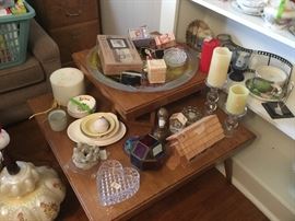 Corner table - 2 levels + collectible items