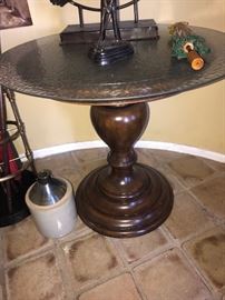 ROUND SOLID WOOD TABLE