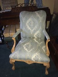 VICTORIAN STYLE WOODEN UPHOLSTERED ACCENT CHAIR