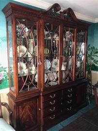 THOMASVILLE CHIPPENDALE MAHOGANY CHINA CABINET 