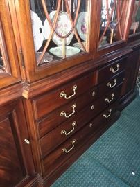 THOMASVILLE CHIPPENDALE MAHOGANY CHINA CABINET 