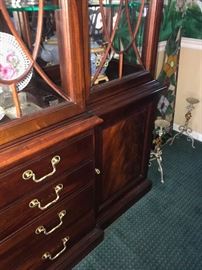 THOMASVILLE CHIPPENDALE MAHOGANY CHINA CABINET 