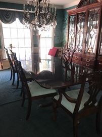 THOMASVILLE CHIPPENDALE MAHOGANY TABLE AND BALL / CLAW FEET CHAIRS