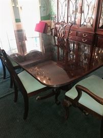 THOMASVILLE CHIPPENDALE MAHOGANY TABLE AND BALL / CLAW FEET CHAIRS