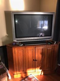 TOSHIBA FLATSCREEN TV AND WOODEN TV STAND