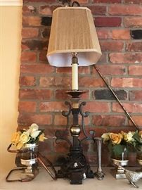 DECORATIVE TABLE LAMP