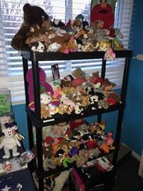 LARGE COLLECTION OF BEANIE BABIES