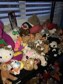 LARGE COLLECTION OF BEANIE BABIES