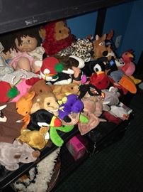 LARGE COLLECTION OF BEANIE BABIES