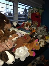 LARGE COLLECTION OF BEANIE BABIES