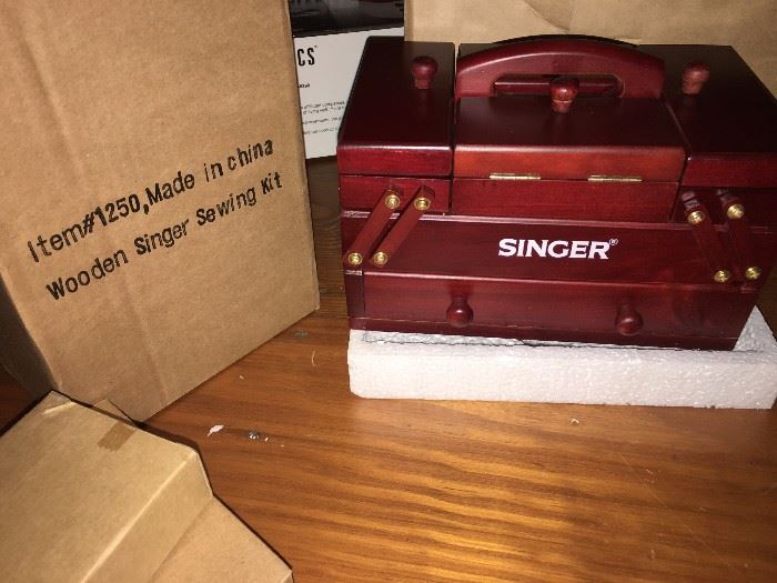 Singer mini-accordion wooden sewing box