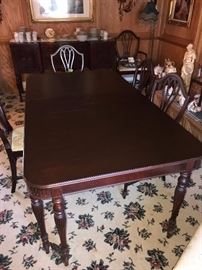 ANTIQUE EARLY AMERICAN MAHOGANY TABLE WITH 6 CHAIRS