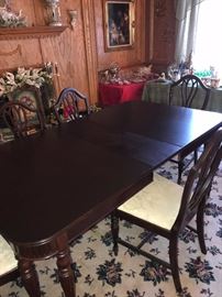 ANTIQUE EARLY AMERICAN MAHOGANY TABLE WITH 6 CHAIRS