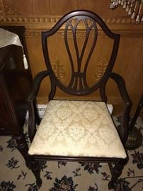 ANTIQUE EARLY AMERICAN MAHOGANY TABLE WITH 6 CHAIRS