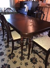 ANTIQUE EARLY AMERICAN MAHOGANY TABLE WITH 6 CHAIRS