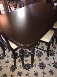 ANTIQUE EARLY AMERICAN MAHOGANY TABLE WITH 6 CHAIRS