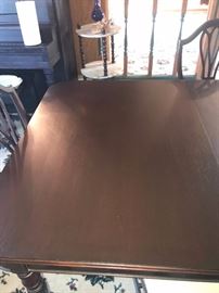 ANTIQUE EARLY AMERICAN MAHOGANY TABLE WITH 6 CHAIRS