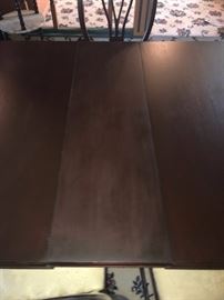 ANTIQUE EARLY AMERICAN MAHOGANY TABLE WITH 6 CHAIRS