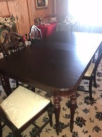 ANTIQUE EARLY AMERICAN MAHOGANY TABLE WITH 6 CHAIRS