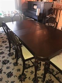 ANTIQUE EARLY AMERICAN MAHOGANY TABLE WITH 6 CHAIRS