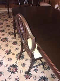 ANTIQUE EARLY AMERICAN MAHOGANY TABLE WITH 6 CHAIRS