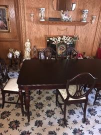 ANTIQUE EARLY AMERICAN MAHOGANY TABLE WITH 6 CHAIRS