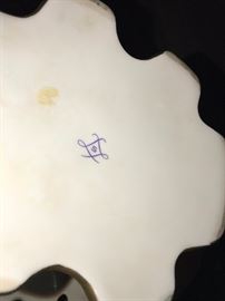 ANTIQUE GOLD PAINTED FOOTED BOWLS