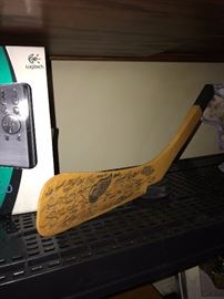 COLLECTIBLE RED WINGS WOODEN HOCKEY STICK SIGNED