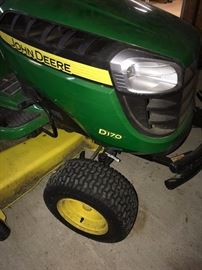 LIKE NEW JOHN DEERE D170 RIDING MOWER 54 in. 25 HP V-Twin Hydrostatic Front-Engine
-ONLY 45 HOURS